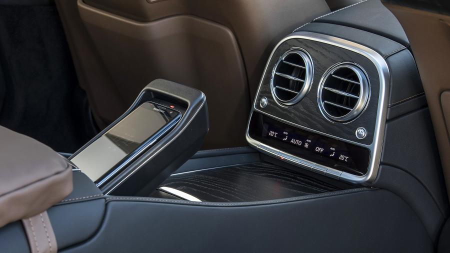 Детали интерьера Mercedes-AMG S63 4Matic+ Lang 2017 года  (WW) (фото 84 из 105)